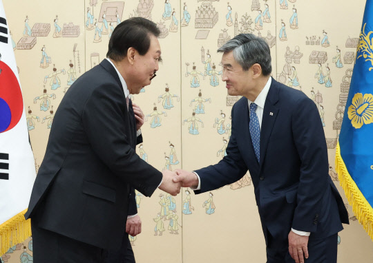 윤석열 대통령이 30일 용산 대통령실에서 조태용 신임 국가안보실장에게 임명장을 준 뒤 악수하고 있다. 연합뉴스